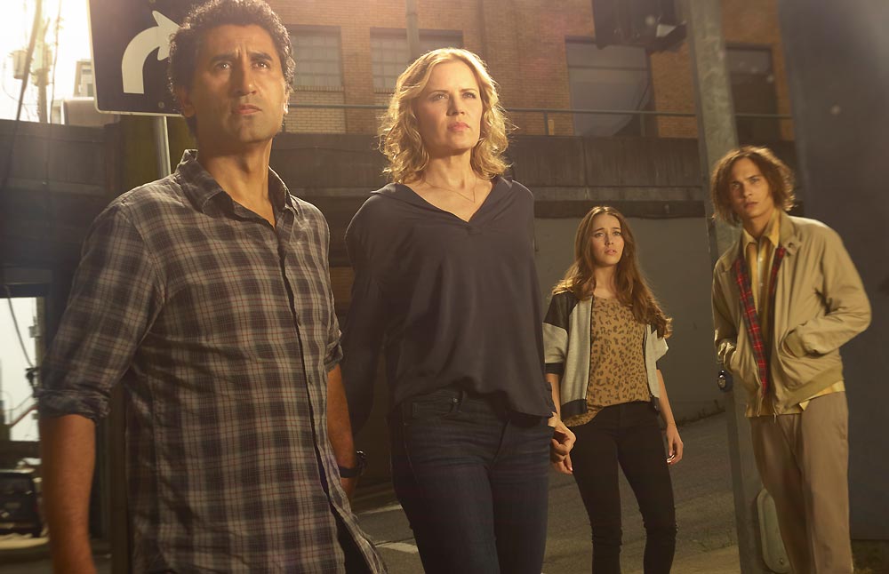 Fear the Walking Dead-Family at the Underpass